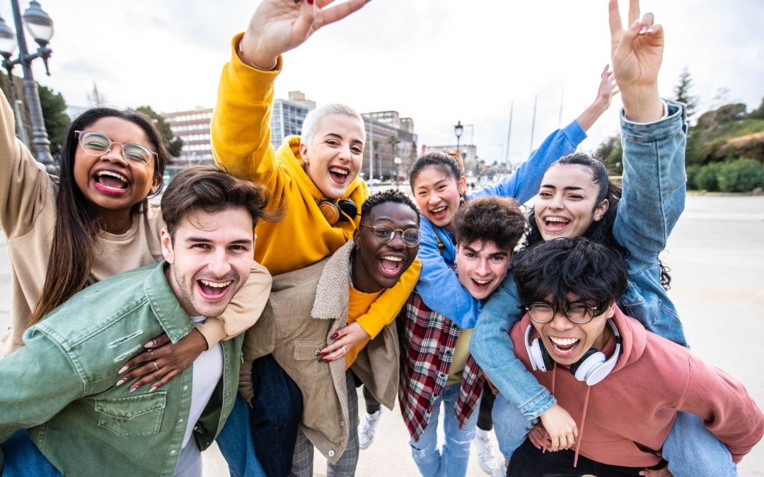 Varios jóvenes de viaje sonrientes