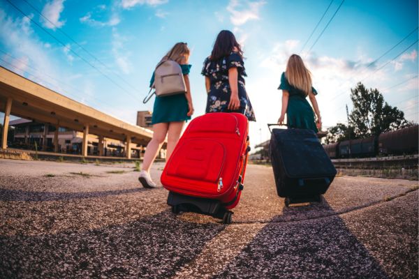 Chicas jóvenes de viaje